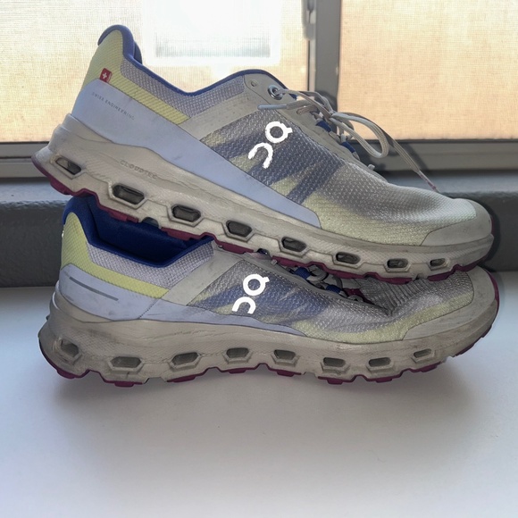 SIZE 10 | On Cloud Vista - Picture 1 of 6